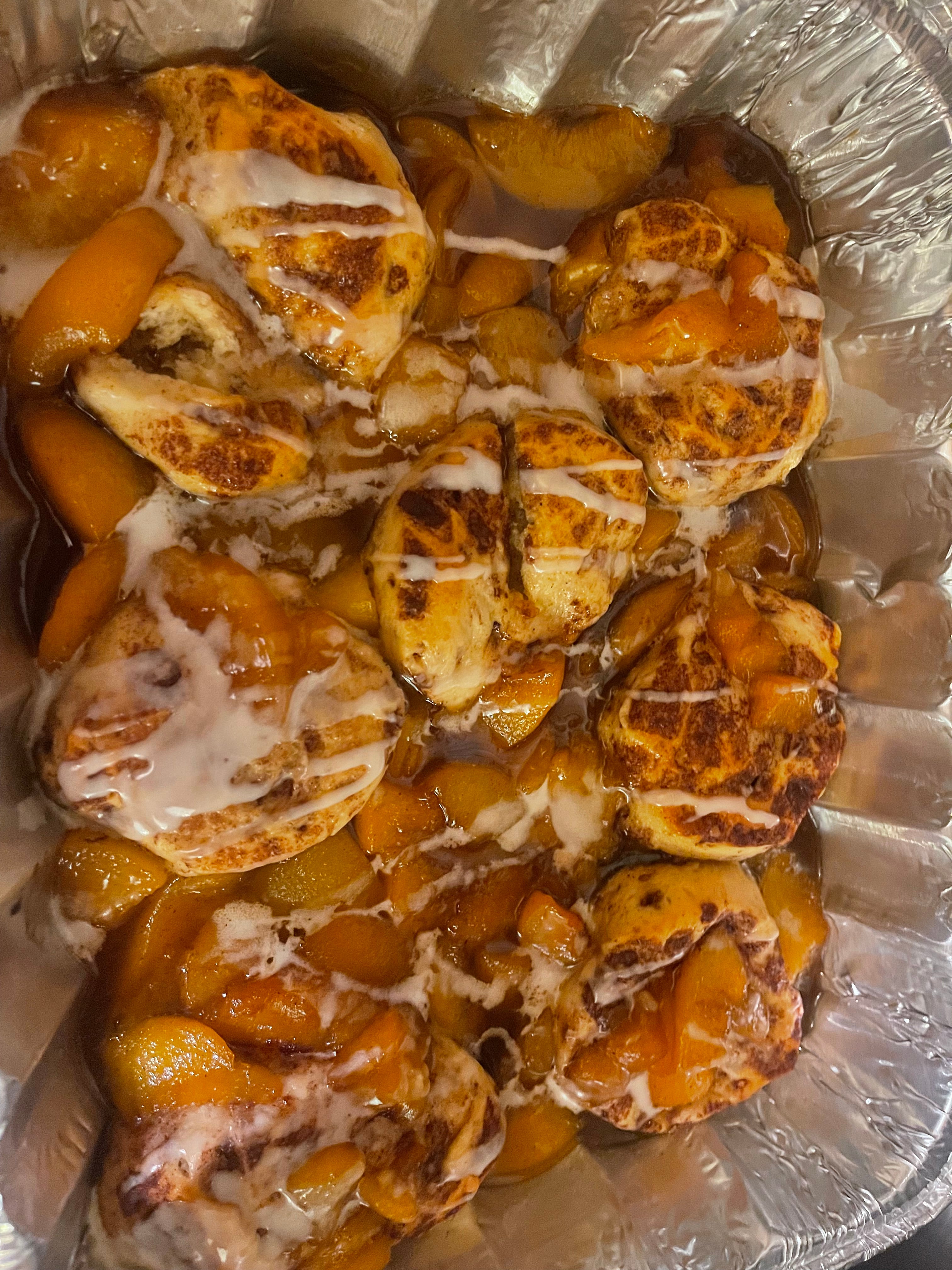 peach cobbler cinnamon rolls pan